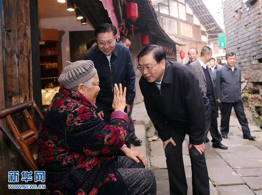 這是11月21日，張德江在宜賓李莊鎮(zhèn)同濟(jì)社區(qū)與居民親切交談。 新華社記者 劉衛(wèi)兵 攝 