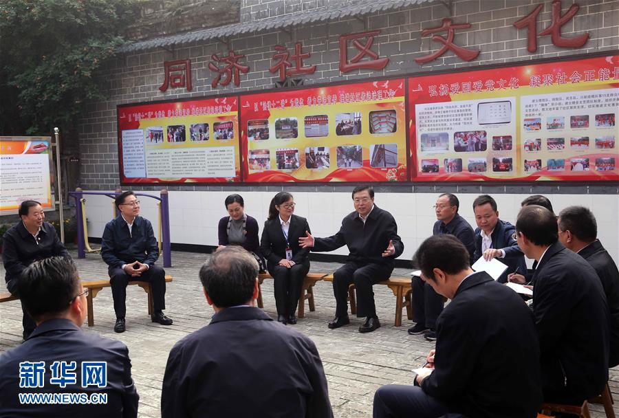 這是11月21日，張德江來(lái)到宜賓李莊鎮(zhèn)同濟(jì)社區(qū)，了解社區(qū)的工作情況。 新華社記者 劉衛(wèi)兵 攝 