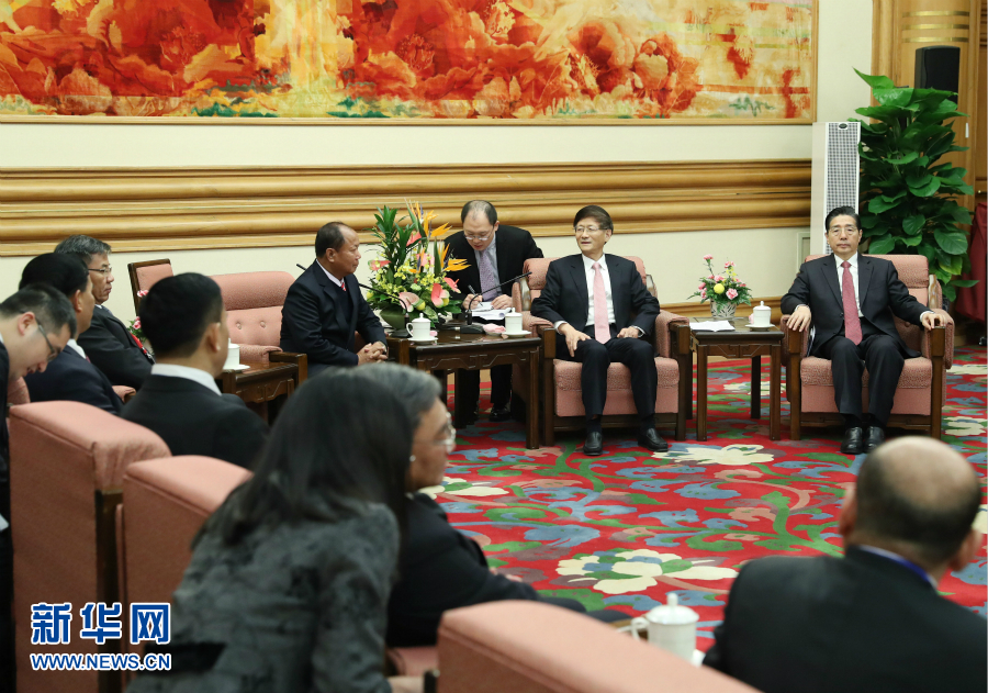 12月27日，中共中央政治局委員、中央政法委書記孟建柱在北京集體會(huì)見(jiàn)出席湄公河流域執(zhí)法安全合作機(jī)制成立五周年部長(zhǎng)級(jí)會(huì)議的各國(guó)代表團(tuán)團(tuán)長(zhǎng)。新華社記者 王曄 攝 