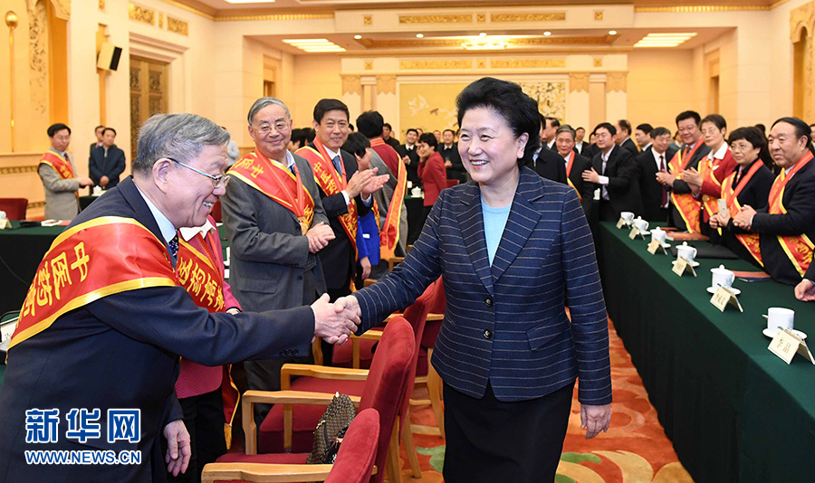 12月29日，中共中央政治局委員、國務(wù)院副總理劉延?xùn)|在北京與中醫(yī)藥高等學(xué)校教學(xué)名師座談。這是座談會(huì)前，劉延?xùn)|與獲得表彰的教師握手。新華社記者 張鐸 攝