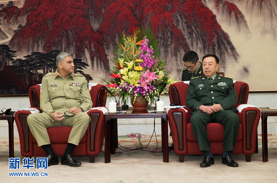 3月16日，中央軍委副主席范長(zhǎng)龍會(huì)見來訪的巴基斯坦陸軍參謀長(zhǎng)巴杰瓦。   新華社記者琚振華攝