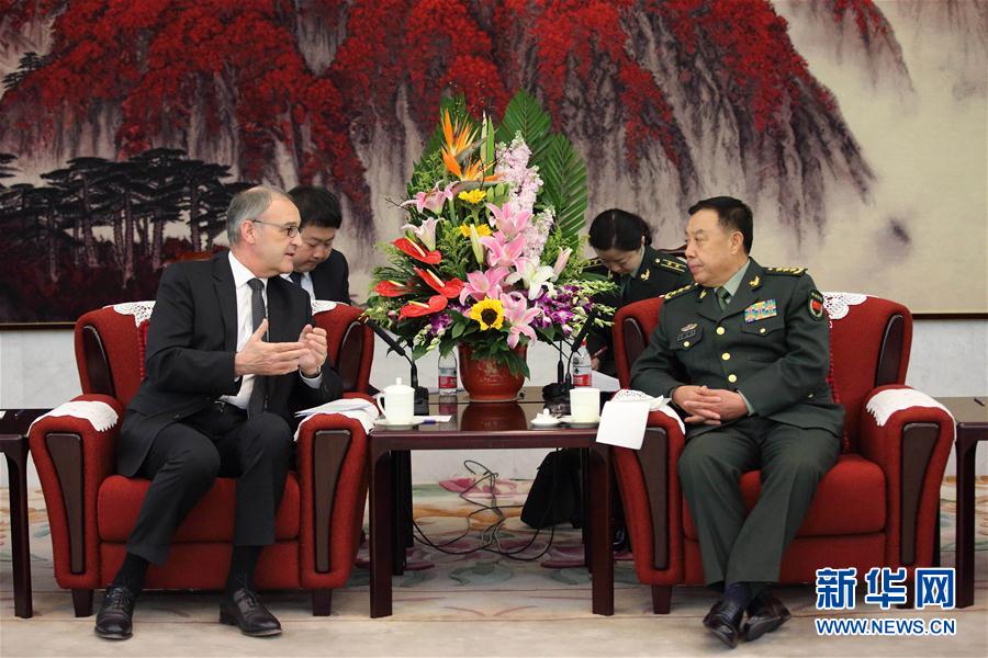 3月31日，中央軍委副主席范長(zhǎng)龍?jiān)诒本?huì)見來訪的瑞士國防、民防和體育部長(zhǎng)帕莫蘭。 新華社記者 劉芳 攝