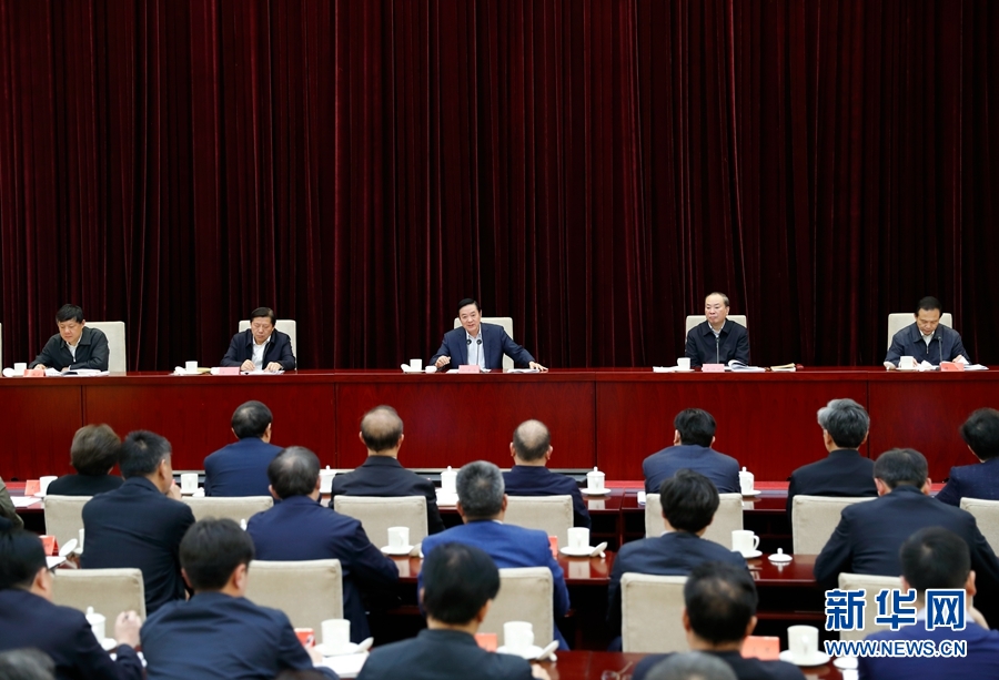 4月13日，中央宣傳部、中央政法委在北京召開貫徹落實《關(guān)于進一步把社會主義核心價值觀融入法治建設(shè)的指導(dǎo)意見》電視電話會議。中共中央政治局委員、中央書記處書記、中宣部部長劉奇葆出席會議并講話。新華社記者丁海濤攝