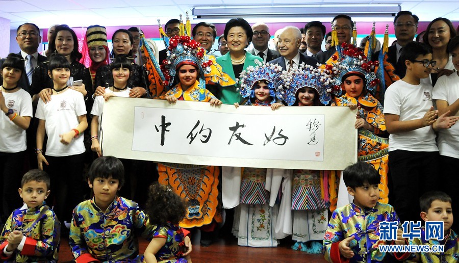 4月20日，在約旦首都安曼，中國(guó)國(guó)務(wù)院副總理劉延?xùn)|（中）考察TAG孔子學(xué)院。 新華社記者林曉蔚攝