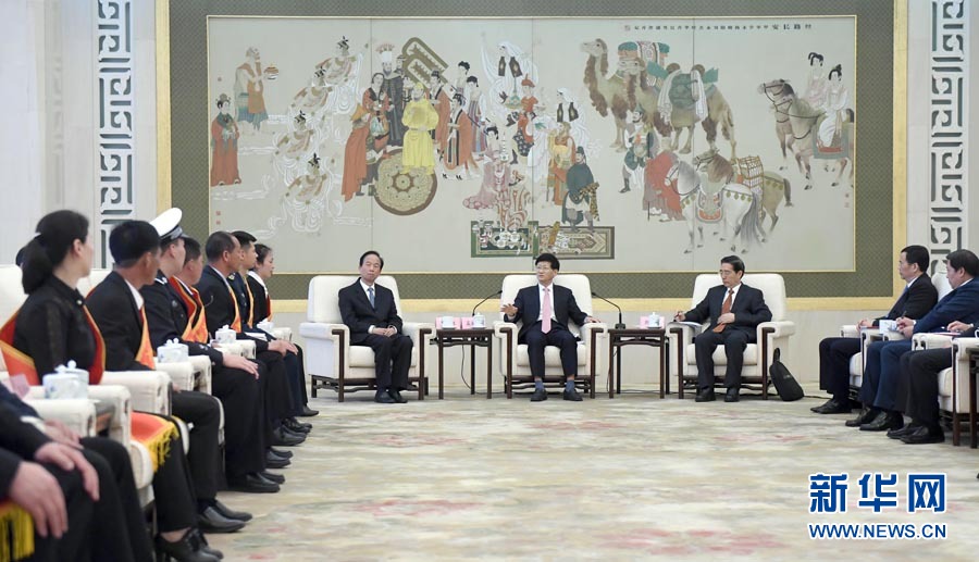4月24日，第十三屆全國見義勇為英雄模范表彰大會在北京人民大會堂召開。會前，中共中央政治局委員、中央政法委書記孟建柱與見義勇為英雄模范及家屬代表座談。國務(wù)委員、公安部部長郭聲琨出席座談會并在表彰大會上講話。新華社記者 張鐸 攝