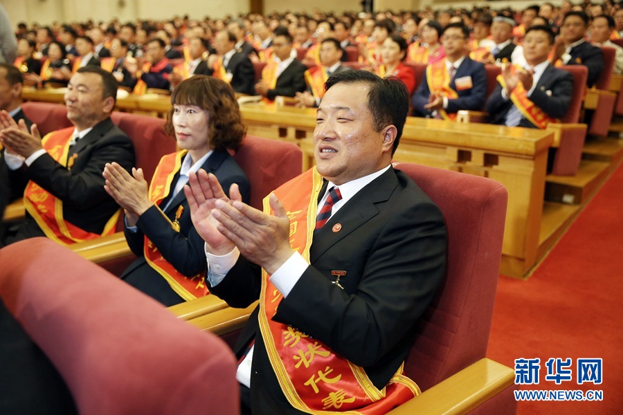 這是與會(huì)代表在表彰大會(huì)上鼓掌。新華社記者 才揚(yáng) 攝