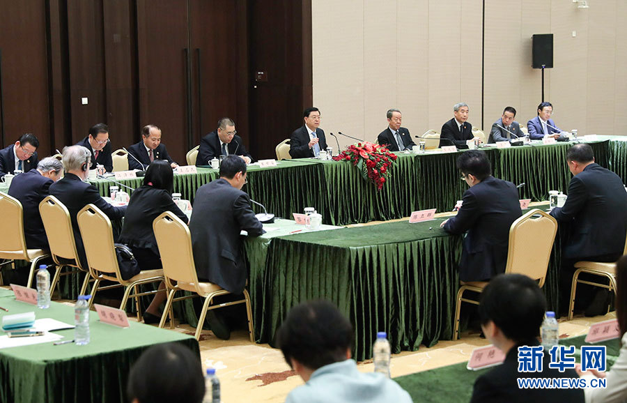 5月8日至10日，中共中央政治局常委、全國人大常委會委員長張德江視察澳門特別行政區(qū)。這是5月10日，張德江與教育工作者和學(xué)生代表座談。新華社記者 龐興雷 攝