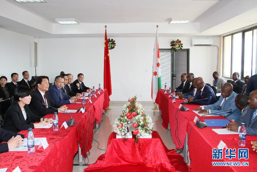 5月11日，中國國家副主席李源潮在布瓊布拉與布隆迪第一副總統(tǒng)辛迪姆沃和第二副總統(tǒng)布托雷舉行會(huì)談。 新華社記者呂天然攝 