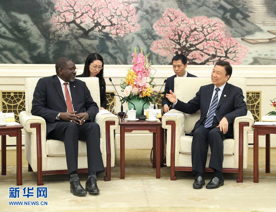 5月15日，國家副主席、中國紅十字會名譽會長李源潮在北京會見來華出席“一帶一路”國際合作高峰論壇的紅十字會與紅新月會國際聯(lián)合會秘書長阿西。新華社記者 王曄 攝