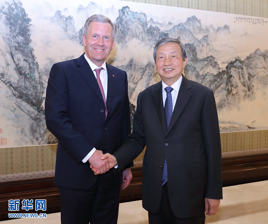 6月13日，國(guó)務(wù)院副總理馬凱在北京中南海紫光閣會(huì)見德國(guó)前總統(tǒng)、全球中小企業(yè)聯(lián)盟全球主席武爾夫。 新華社記者 王曄 攝 
