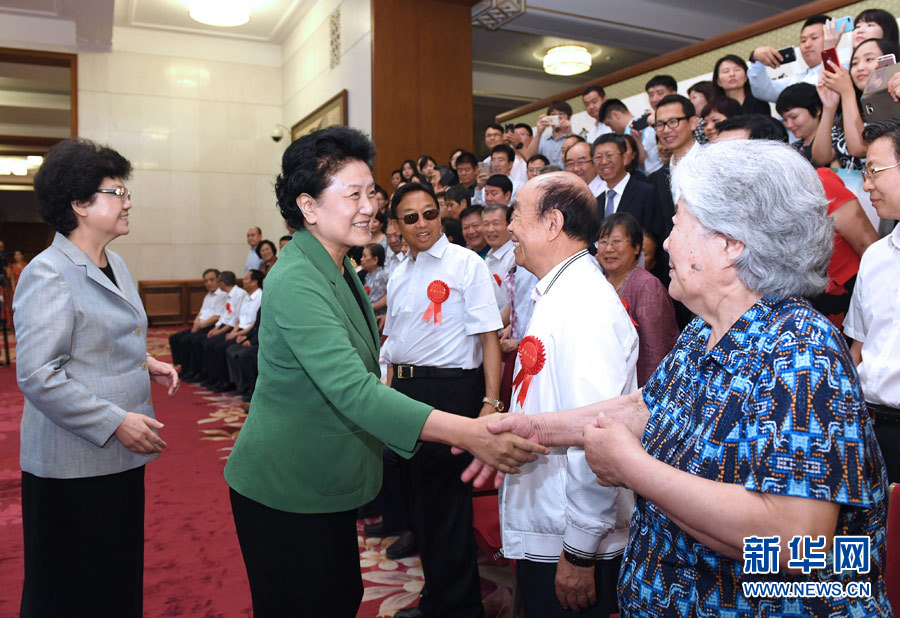 6月16日，中共中央政治局委員、國務(wù)院副總理劉延?xùn)|在北京看望出席中國人口福利基金會(huì)成立30周年座談會(huì)的歷屆“中華人口獎(jiǎng)”獲獎(jiǎng)?wù)叽?。新華社記者 饒愛民 攝