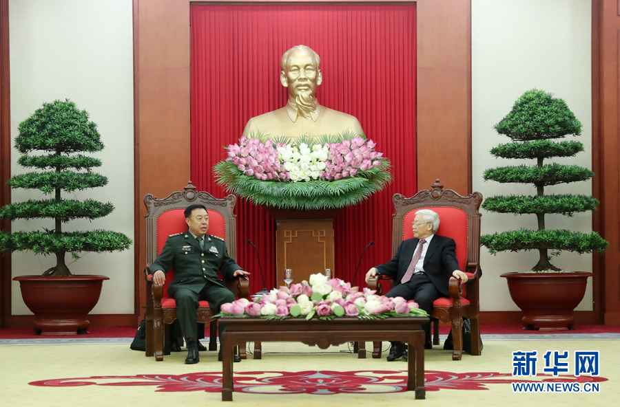 6月18日，在越南首都河內(nèi)，正在越南訪問的中央軍委副主席范長(zhǎng)龍（左）會(huì)見越共中央總書記阮富仲。 新華社發(fā)（李曉偉攝） 
