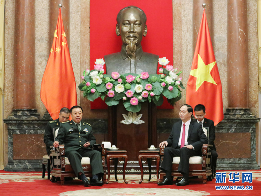 6月18日，在越南首都河內(nèi)，正在越南訪問的中央軍委副主席范長(zhǎng)龍（左前）會(huì)見越南國(guó)家主席陳大光（右前）。 新華社發(fā)（李曉偉攝）