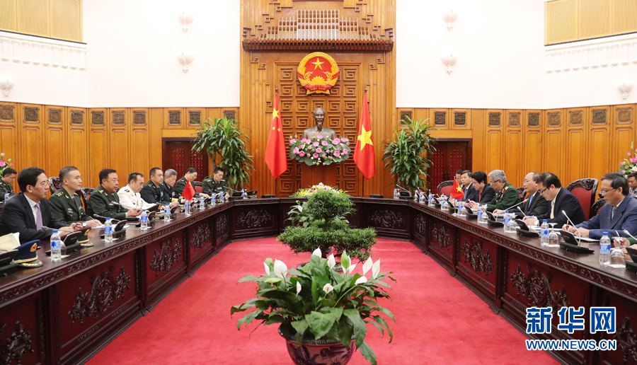 6月18日，在越南首都河內(nèi)，正在越南訪問的中央軍委副主席范長(zhǎng)龍（左三）會(huì)見越南政府總理阮春福（右三）。 新華社發(fā)（李曉偉攝）