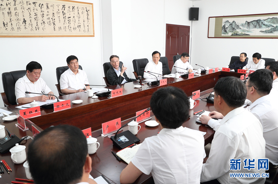 6月20日至22日，中共中央政治局常委、中央紀委書記王岐山在貴州省檢查紀檢監(jiān)察工作。這是6月21日，王岐山在修文縣委紀委座談會上講話。新華社記者 王曄 攝