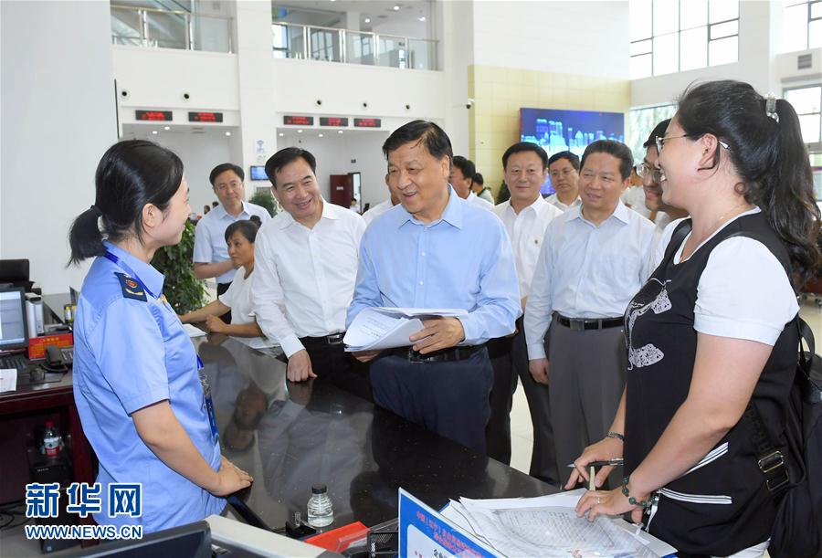 6月22日至24日，中共中央政治局常委、中央書記處書記劉云山在遼寧調(diào)研。這是6月22日，劉云山在中國(guó)（遼寧）自貿(mào)試驗(yàn)區(qū)營(yíng)口片區(qū)與干部群眾深入交流。新華社記者 張鐸 攝
