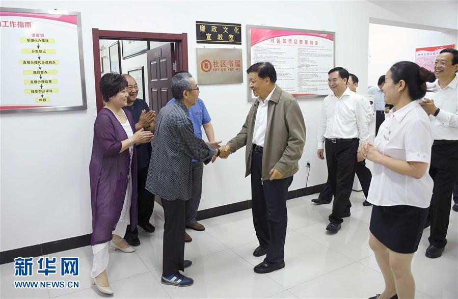 6月22日至24日，中共中央政治局常委、中央書記處書記劉云山在遼寧調(diào)研。這是6月23日，劉云山在錦州市西街社區(qū)與干部群眾深入交流。新華社記者 張鐸 攝
