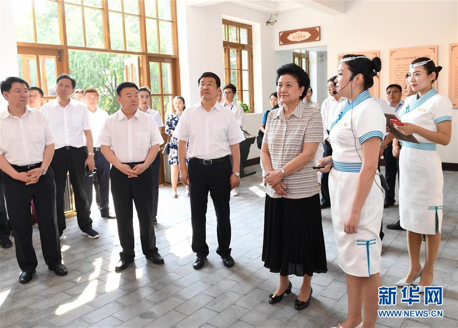 6月25日，全國民族團結進步創(chuàng)建經驗交流現場會在內蒙古興安盟召開，中共中央政治局委員、國務院副總理劉延東出席會議并講話。在內蒙古期間，劉延東考察內蒙古人民代表會議舊址即“五一會址”，深入社區(qū)看望各族干部群眾。這是劉延東考察“五一會址”。新華社記者 陳曄華 攝