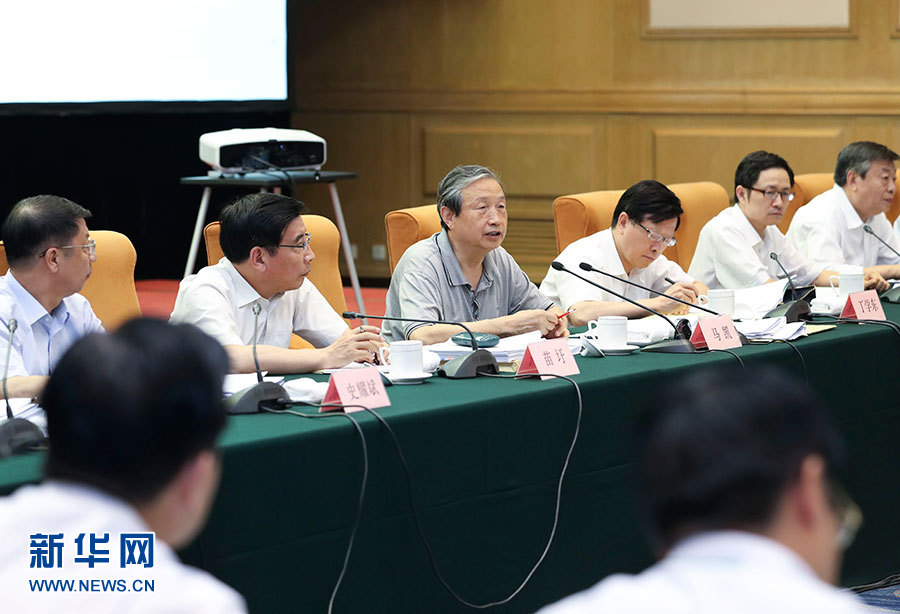 近日，中共中央政治局委員、國務院副總理馬凱在北京調研新能源汽車產業(yè)發(fā)展。這是7月4日，馬凱在北京深入新能源汽車充換電設施、充電服務平臺、分時租賃等單位調研，并主持召開推廣應用座談會。新華社記者 龐興雷 攝