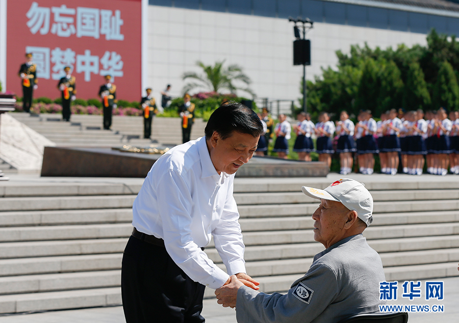 7月7日，紀(jì)念全民族抗戰(zhàn)爆發(fā)80周年儀式在中國人民抗日戰(zhàn)爭紀(jì)念館舉行。中共中央政治局常委、中央書記處書記劉云山出席儀式并講話。這是儀式開始前，劉云山與老八路代表握手。新華社記者崔新鈺攝
