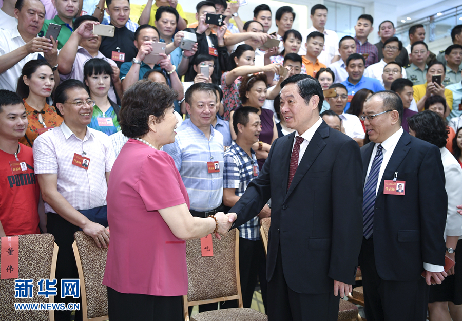 7月19日，中國(guó)曲藝家協(xié)會(huì)第八次全國(guó)代表大會(huì)在北京召開(kāi)。中共中央政治局委員、中央書(shū)記處書(shū)記、中宣部部長(zhǎng)劉奇葆出席開(kāi)幕式并講話。這是開(kāi)幕式前，劉奇葆接見(jiàn)與會(huì)代表。新華社記者 張領(lǐng) 攝