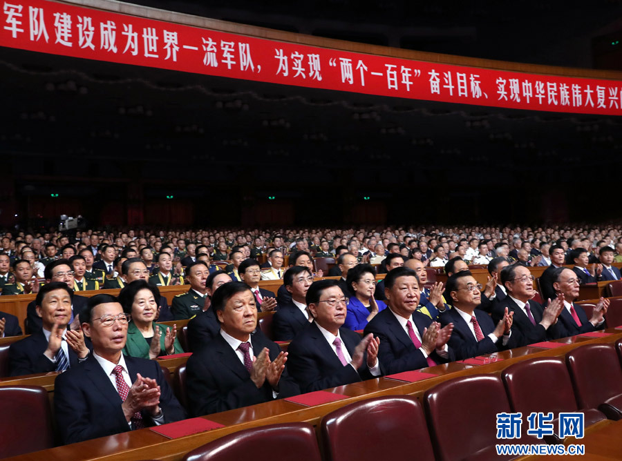 7月28日，慶祝中國(guó)人民解放軍建軍90周年文藝晚會(huì)《在黨的旗幟下》在北京人民大會(huì)堂舉行。中共中央總書(shū)記、國(guó)家主席、中央軍委主席習(xí)近平和李克強(qiáng)、張德江、俞正聲、劉云山、王岐山、張高麗等黨和國(guó)家領(lǐng)導(dǎo)人，與首都3000多名各界群眾一起觀看演出。新華社記者 馬占成 攝