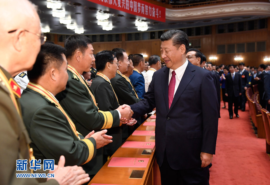 7月28日，慶祝中國(guó)人民解放軍建軍90周年文藝晚會(huì)《在黨的旗幟下》在北京人民大會(huì)堂舉行。中共中央總書(shū)記、國(guó)家主席、中央軍委主席習(xí)近平和李克強(qiáng)、張德江、俞正聲、劉云山、王岐山、張高麗等黨和國(guó)家領(lǐng)導(dǎo)人，與首都3000多名各界群眾一起觀看演出。演出開(kāi)始前，習(xí)近平等與老戰(zhàn)士、老同志代表和“八一勛章”獲得者親切握手。新華社記者 李學(xué)仁 攝