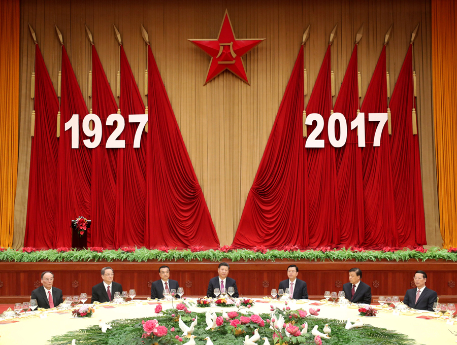 7月31日，中華人民共和國國防部在北京人民大會堂舉行盛大招待會，熱烈慶祝中國人民解放軍建軍90周年。中共中央總書記、國家主席、中央軍委主席習(xí)近平和李克強、張德江、俞正聲、劉云山、王岐山、張高麗等黨和國家領(lǐng)導(dǎo)人出席招待會。新華社記者 鞠鵬 攝