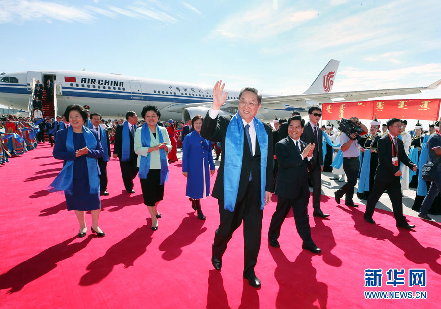 8月7日，以中共中央政治局常委、全國政協(xié)主席俞正聲為團(tuán)長的中央代表團(tuán)飛抵呼和浩特，出席內(nèi)蒙古自治區(qū)成立70周年慶?；顒?。中央代表團(tuán)在機(jī)場受到內(nèi)蒙古各族群眾的熱烈歡迎。新華社記者 姚大偉 攝