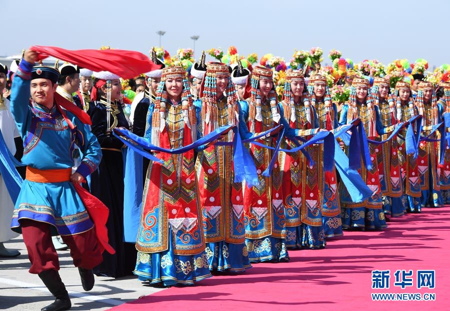 8月7日，以中共中央政治局常委、全國政協(xié)主席俞正聲為團(tuán)長的中央代表團(tuán)飛抵呼和浩特，出席內(nèi)蒙古自治區(qū)成立70周年慶?；顒印Ｖ醒氪韴F(tuán)在機(jī)場受到內(nèi)蒙古各族群眾的熱烈歡迎。新華社記者 張領(lǐng) 攝