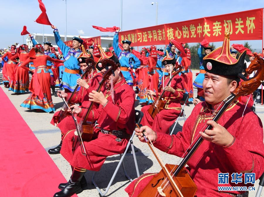 8月7日，以中共中央政治局常委、全國政協(xié)主席俞正聲為團(tuán)長的中央代表團(tuán)飛抵呼和浩特，出席內(nèi)蒙古自治區(qū)成立70周年慶?；顒?。中央代表團(tuán)在機(jī)場受到內(nèi)蒙古各族群眾的熱烈歡迎。新華社記者 張領(lǐng) 攝