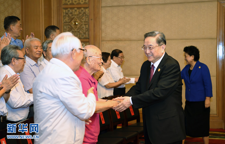 8月7日，中共中央政治局常委、全國政協(xié)主席、中央代表團(tuán)團(tuán)長俞正聲在內(nèi)蒙古新城賓館會(huì)見內(nèi)蒙古自治區(qū)離退休老同志和各族各界群眾代表，并與他們合影留念。新華社記者 張領(lǐng) 攝