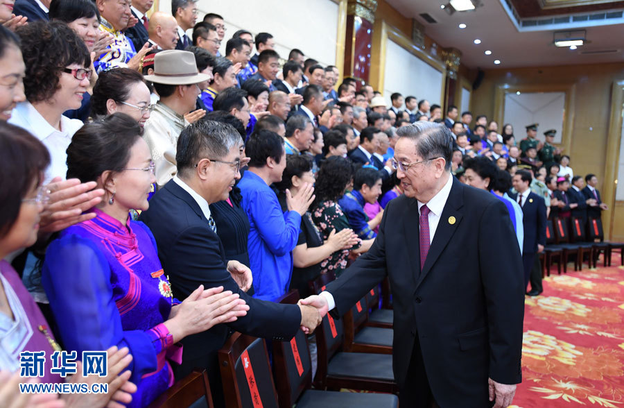 8月7日，中共中央政治局常委、全國政協(xié)主席、中央代表團(tuán)團(tuán)長俞正聲在內(nèi)蒙古新城賓館會(huì)見內(nèi)蒙古自治區(qū)離退休老同志和各族各界群眾代表，并與他們合影留念。新華社記者 張領(lǐng) 攝