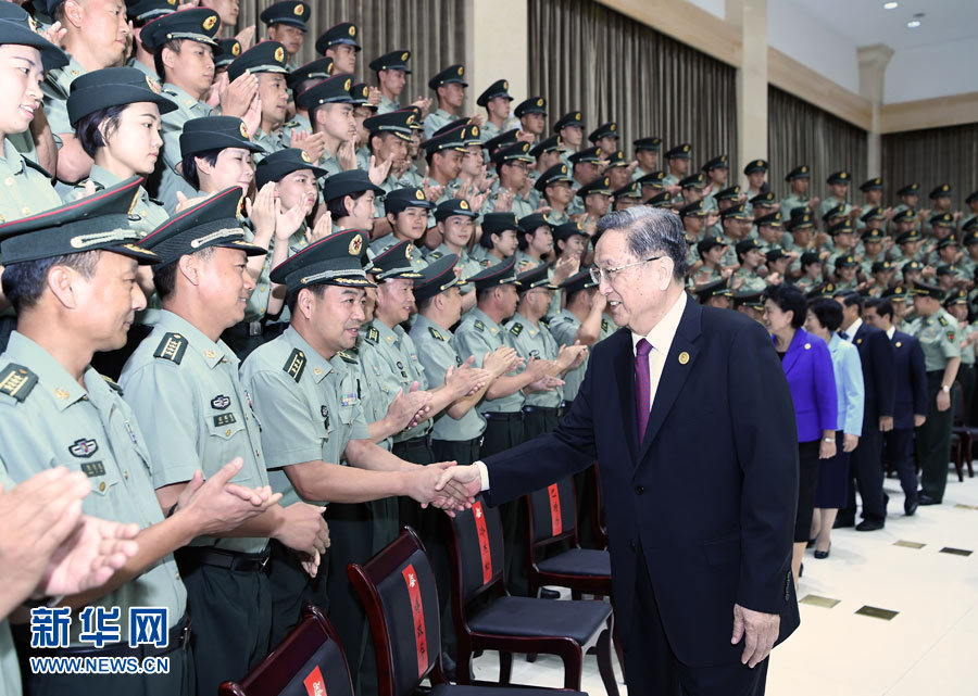 8月7日，中共中央政治局常委、全國政協(xié)主席、中央代表團(tuán)團(tuán)長俞正聲率代表團(tuán)部分成員分別赴內(nèi)蒙古軍區(qū)、武警內(nèi)蒙古總隊(duì)、武警內(nèi)蒙古森林總隊(duì)慰問，并會見自治區(qū)政法干警代表。這是俞正聲會見內(nèi)蒙古軍區(qū)指戰(zhàn)員。新華社記者 張領(lǐng) 攝