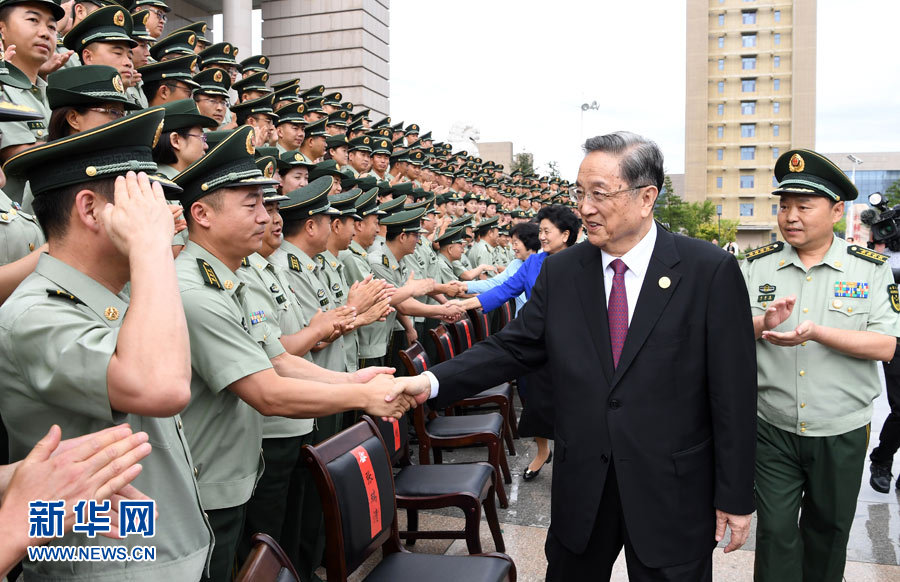 8月7日，中共中央政治局常委、全國政協(xié)主席、中央代表團(tuán)團(tuán)長俞正聲率代表團(tuán)部分成員分別赴內(nèi)蒙古軍區(qū)、武警內(nèi)蒙古總隊(duì)、武警內(nèi)蒙古森林總隊(duì)慰問，并會見自治區(qū)政法干警代表。這是俞正聲會見武警內(nèi)蒙古總隊(duì)官兵。新華社記者 張領(lǐng) 攝