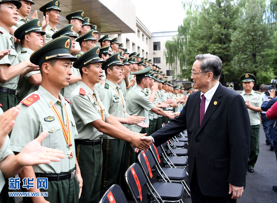 8月7日，中共中央政治局常委、全國政協(xié)主席、中央代表團(tuán)團(tuán)長俞正聲率代表團(tuán)部分成員分別赴內(nèi)蒙古軍區(qū)、武警內(nèi)蒙古總隊(duì)、武警內(nèi)蒙古森林總隊(duì)慰問，并會見自治區(qū)政法干警代表。這是俞正聲會見武警內(nèi)蒙古森林總隊(duì)官兵。新華社記者 張領(lǐng) 攝