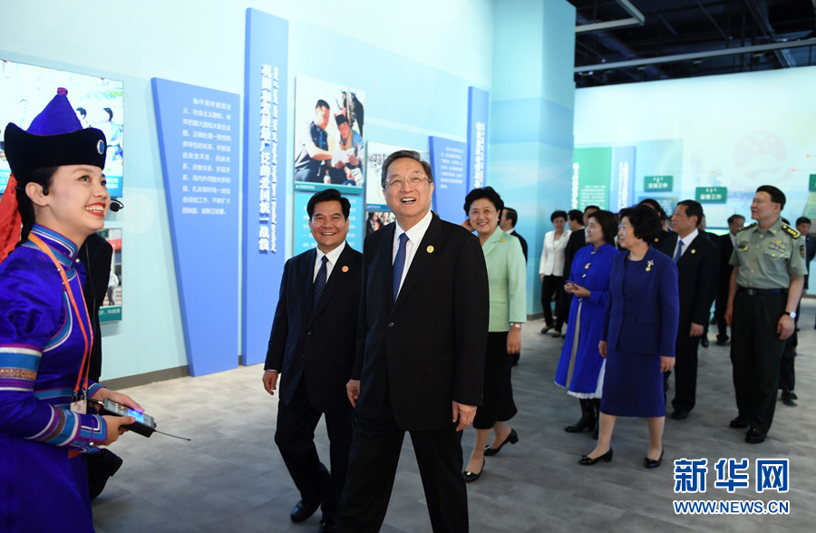 8月7日，中共中央政治局常委、全國(guó)政協(xié)主席、中央代表團(tuán)團(tuán)長(zhǎng)俞正聲率代表團(tuán)全體成員來(lái)到內(nèi)蒙古展覽館，參觀《守望相助團(tuán)結(jié)奮斗——慶祝內(nèi)蒙古自治區(qū)成立70周年展覽》。 新華社記者 張領(lǐng) 攝