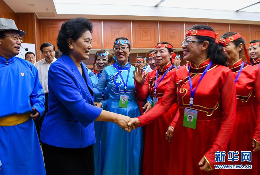 8月9日，中共中央政治局委員、國務院副總理、中央代表團副團長劉延東率中央代表團二分團到赤峰看望慰問各族干部群眾。這是劉延東在赤峰市群眾藝術館和群眾親切交談。新華社記者 連振 攝