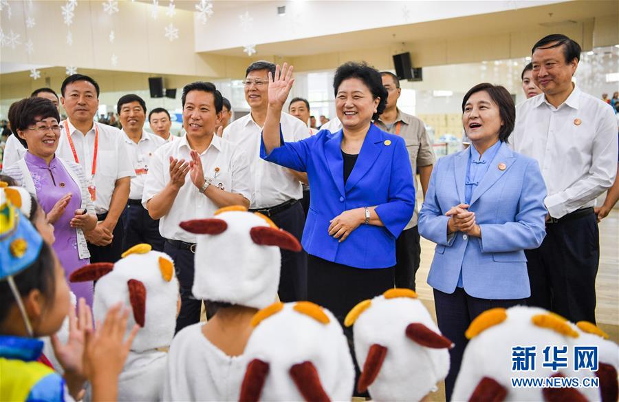 8月9日，中共中央政治局委員、國務院副總理、中央代表團副團長劉延東率中央代表團二分團到赤峰看望慰問各族干部群眾。這是劉延東在赤峰市青少年宮與青少年熱烈互動。新華社記者 連振 攝