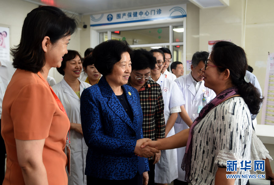 8月9日，中共中央政治局委員、中央統(tǒng)戰(zhàn)部部長、中央代表團(tuán)副團(tuán)長孫春蘭率中央代表團(tuán)三分團(tuán)，先后赴內(nèi)蒙古自治區(qū)烏海市、阿拉善盟看望各族干部群眾。這是孫春蘭在烏海市婦兒醫(yī)療預(yù)防保健中心同患者親切交談。新華社記者 任軍川 攝