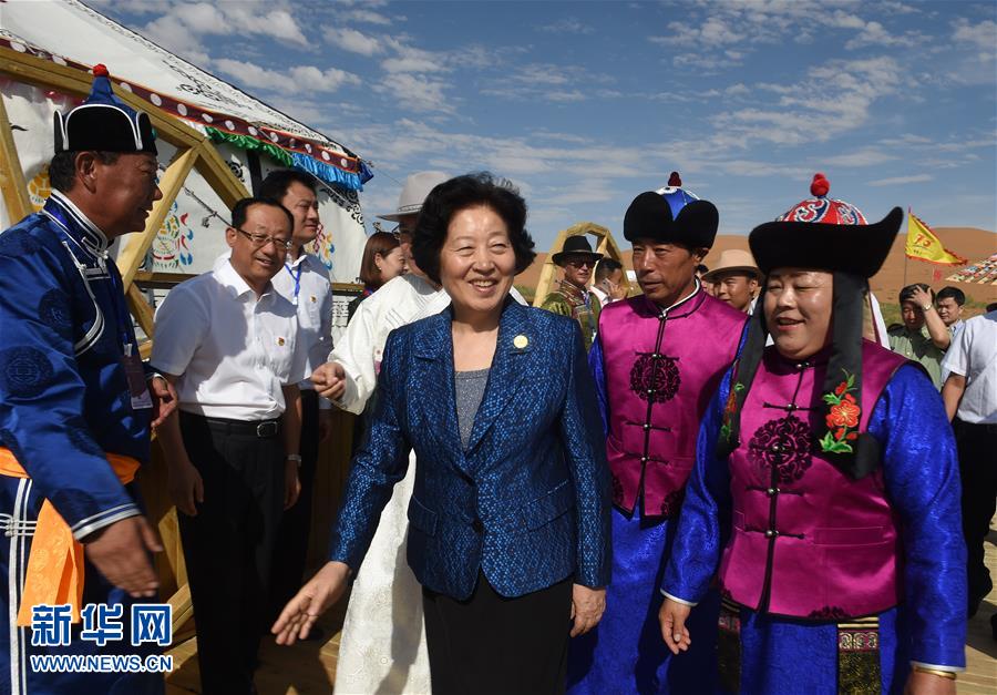 8月10日，中共中央政治局委員、中央統(tǒng)戰(zhàn)部部長(zhǎng)、中央代表團(tuán)副團(tuán)長(zhǎng)孫春蘭率中央代表團(tuán)三分團(tuán)繼續(xù)在內(nèi)蒙古自治區(qū)阿拉善盟看望慰問，把以習(xí)近平同志為核心的黨中央的親切關(guān)懷和全國(guó)各族人民的美好祝福帶給阿拉善各族各界干部群眾。這是孫春蘭在牧民張輝生（右二）家了解生產(chǎn)生活情況。新華社記者 任軍川 攝