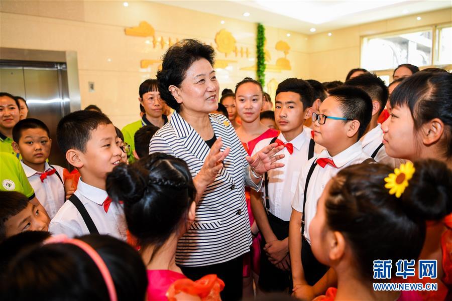 8月10日，中共中央政治局委員、國務院副總理、中央代表團副團長劉延東率中央代表團二分團來到呼倫貝爾，把以習近平同志為核心的黨中央的親切關懷和全國人民的美好祝福帶給當地各族干部群眾。這是劉延東在呼倫貝爾市兒童福利院與孩子們在一起。新華社記者 連振 攝