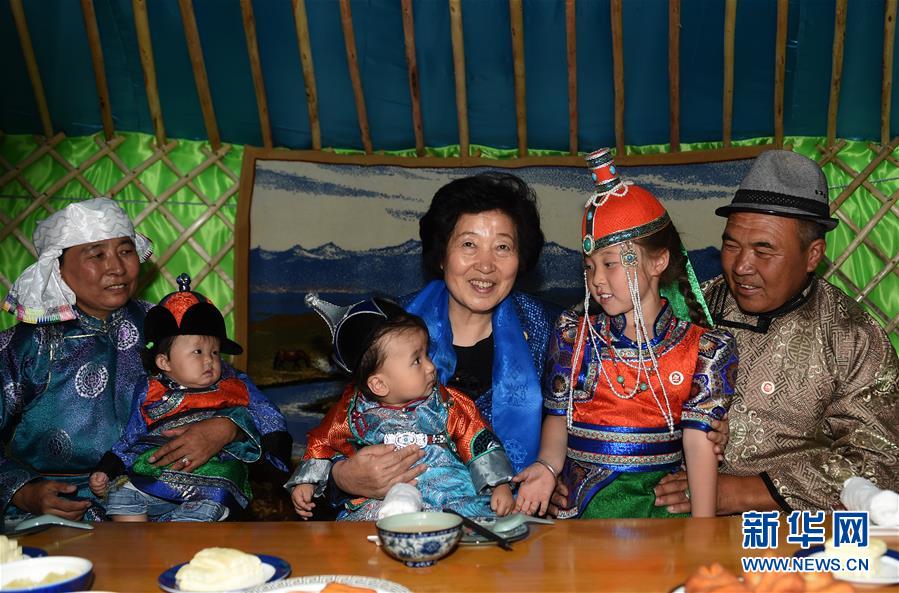 8月11日，帶著以習(xí)近平同志為核心的黨中央的親切關(guān)懷和全國(guó)各族人民的美好祝福，中共中央政治局委員、中央統(tǒng)戰(zhàn)部部長(zhǎng)、中央代表團(tuán)副團(tuán)長(zhǎng)孫春蘭率中央代表團(tuán)三分團(tuán)在錫林郭勒盟看望各族干部群眾，共同慶祝內(nèi)蒙古自治區(qū)成立70周年。這是孫春蘭在錫林浩特市寶力根蘇木牧民巴·巴特爾（右一）家中看望。新華社記者 任軍川 攝