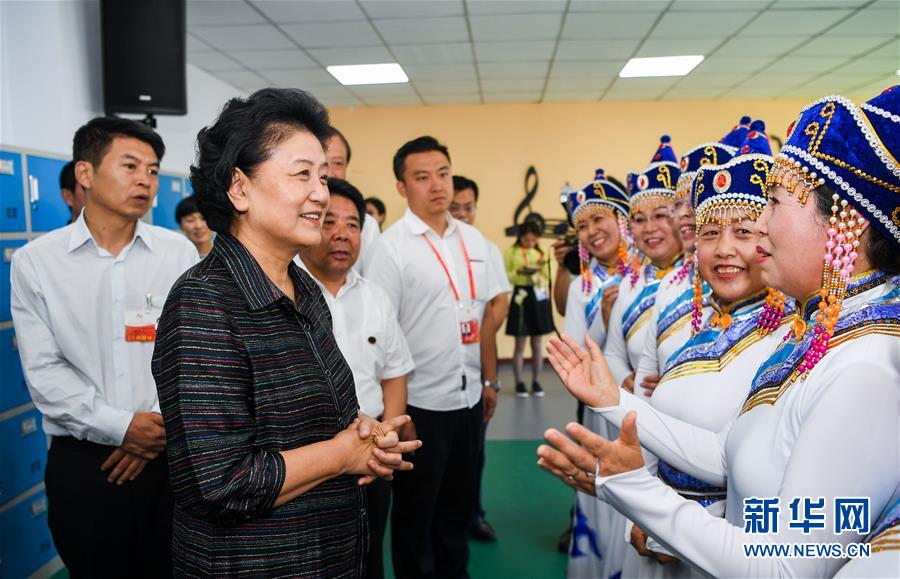 8月11日，中共中央政治局委員、國務(wù)院副總理、中央代表團副團長劉延東率中央代表團二分團，看望慰問烏蘭察布各族干部群眾，轉(zhuǎn)達以習近平同志為核心的黨中央的親切關(guān)懷和全國人民的美好祝愿。這是劉延東在考察察哈爾社區(qū)時與居民們親切交談。新華社記者 連振 攝