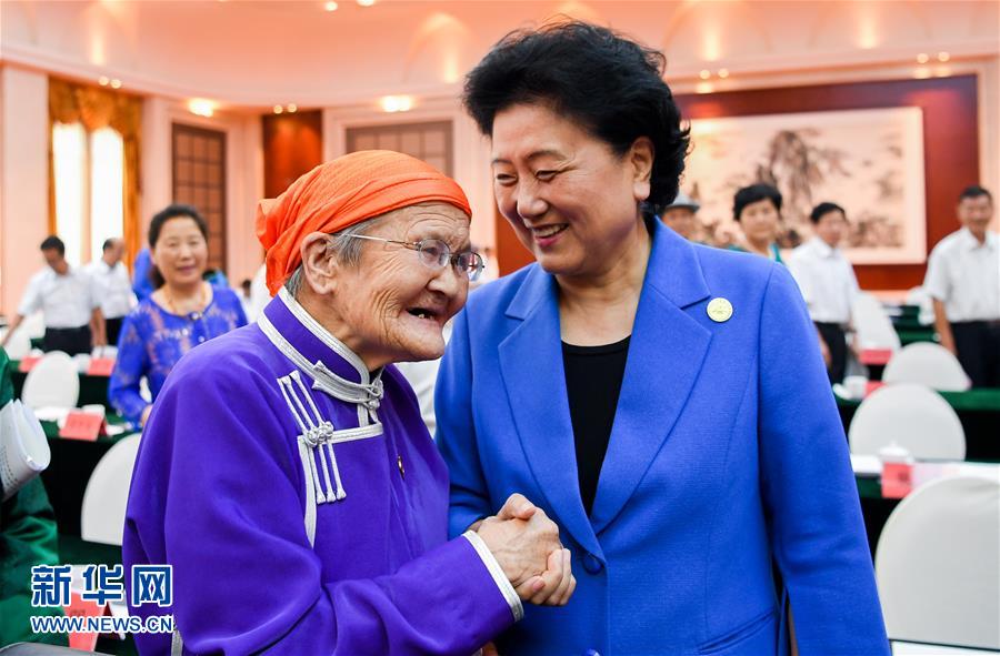 8月11日，中共中央政治局委員、國務(wù)院副總理、中央代表團副團長劉延東率中央代表團二分團，看望慰問烏蘭察布各族干部群眾，轉(zhuǎn)達以習近平同志為核心的黨中央的親切關(guān)懷和全國人民的美好祝愿。這是劉延東在出席烏蘭察布市慶祝內(nèi)蒙古自治區(qū)成立70周年座談會后，與“草原母親”都貴瑪親切交談。新華社記者 連振 攝