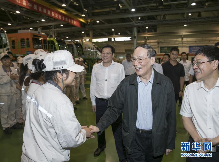 9月3日至5日，中共中央政治局常委、中央紀(jì)委書記、中央巡視工作領(lǐng)導(dǎo)小組組長王岐山在湖南省調(diào)研并主持召開巡察工作座談會(huì)。這是9月4日，王岐山到中國中車株洲電力機(jī)車有限公司考察。新華社記者 王曄 攝
