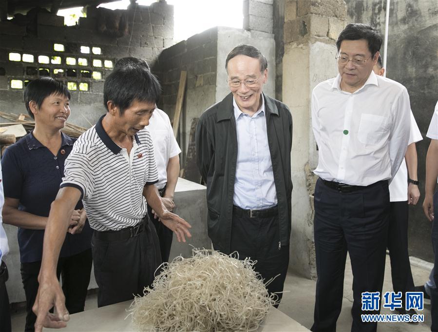 9月3日至5日，中共中央政治局常委、中央紀(jì)委書記、中央巡視工作領(lǐng)導(dǎo)小組組長王岐山在湖南省調(diào)研并主持召開巡察工作座談會(huì)。這是9月4日，王岐山在瀏陽市官橋鎮(zhèn)石灰嘴村貧困戶家中了解脫貧情況。新華社記者 王曄 攝

