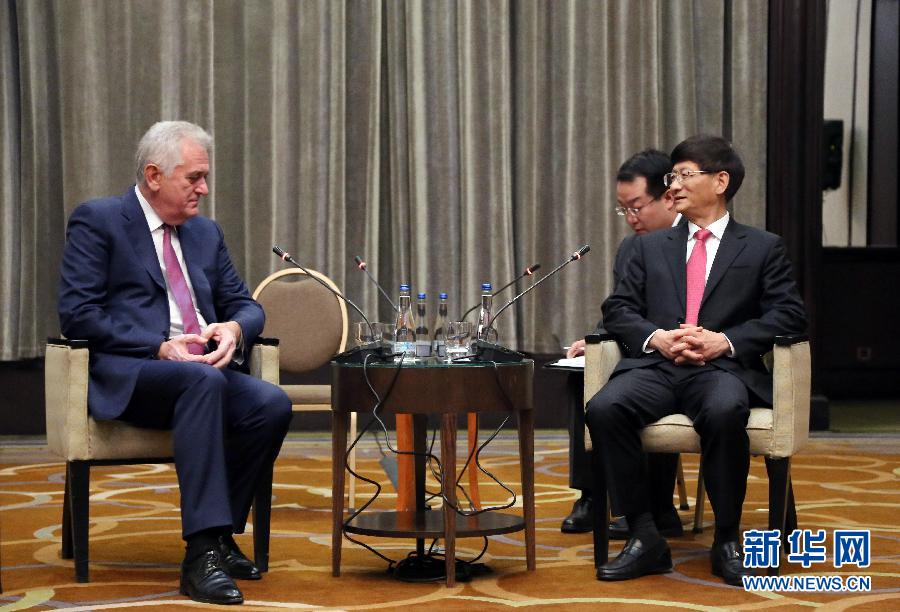 9月11日，在塞爾維亞首都貝爾格萊德，習(xí)近平主席特使、中共中央政治局委員、中央政法委書記孟建柱（右）會見塞爾維亞前總統(tǒng)尼科利奇（左）。新華社記者王慧娟攝