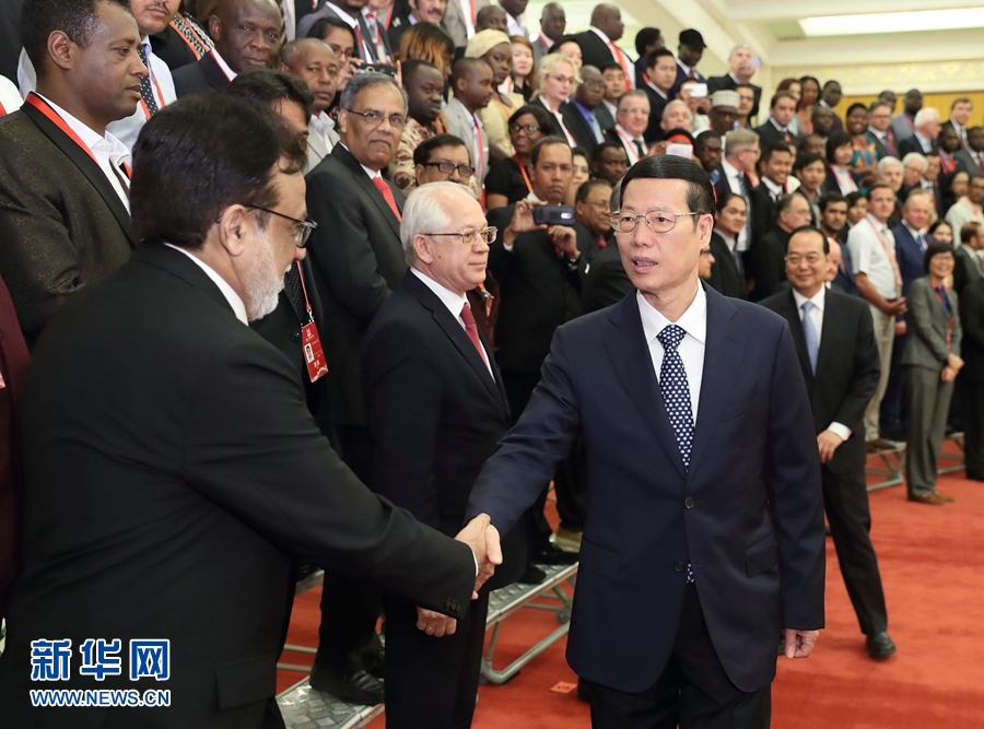 9月21日，中共中央政治局常委、國務(wù)院副總理張高麗在北京人民大會堂會見來華參加2017“一帶一路”媒體合作論壇的外方代表并回答大家關(guān)心的問題。新華社記者王曄攝 