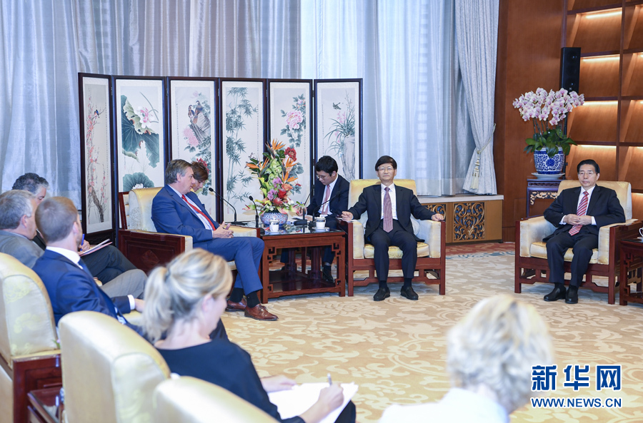 9月26日，中共中央政治局委員、中央政法委書(shū)記孟建柱在北京會(huì)見(jiàn)來(lái)華出席國(guó)際刑警組織第86屆全體大會(huì)的比利時(shí)副首相兼內(nèi)政大臣讓邦。國(guó)務(wù)委員、公安部部長(zhǎng)郭聲琨參加有關(guān)會(huì)見(jiàn)。新華社記者 張領(lǐng) 攝